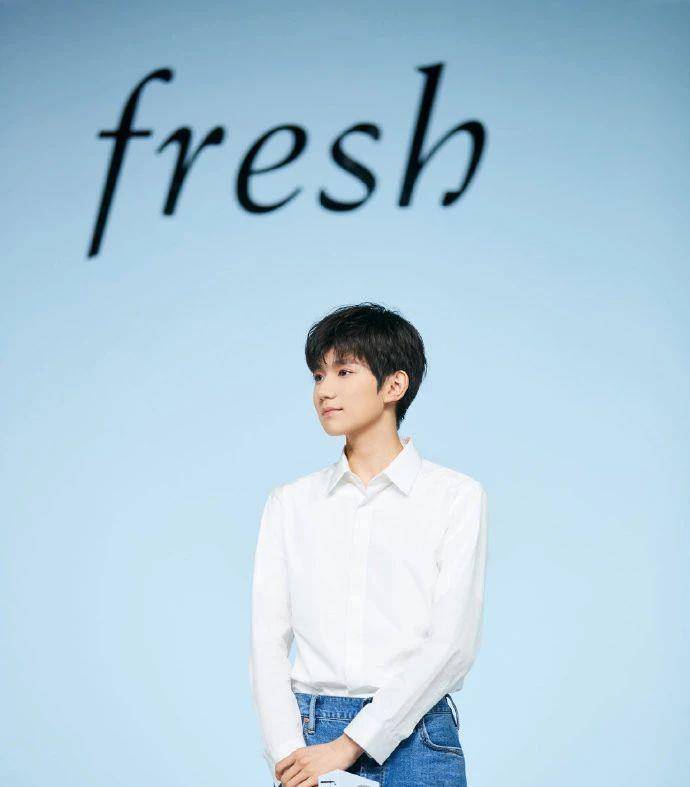 大腿|王源终于变成熟了，白衬衫+牛仔裤，破洞开到大腿尽显2米长