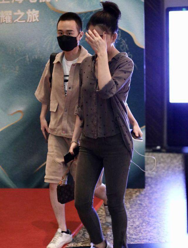 身材|殷桃路人镜头下太真实，穿波点衬衫配修身裤，胖了差点认不出