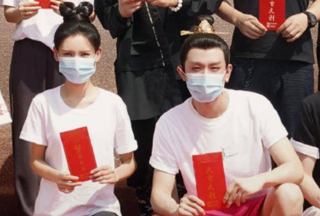 张予曦|成毅张予曦携手演新剧，双人照太养眼，我却被“梦醒男团”迷住了