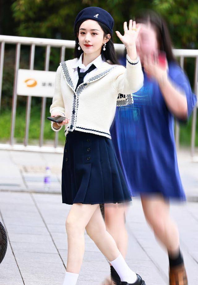 赵丽颖|赵丽颖越来越洋气了，穿水手服套装似高中生，近距离也看不出年龄