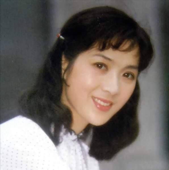 配饰|龚雪人生活得真漂亮,年轻时穿衣经典不过时,老年穿衣也时髦洋气