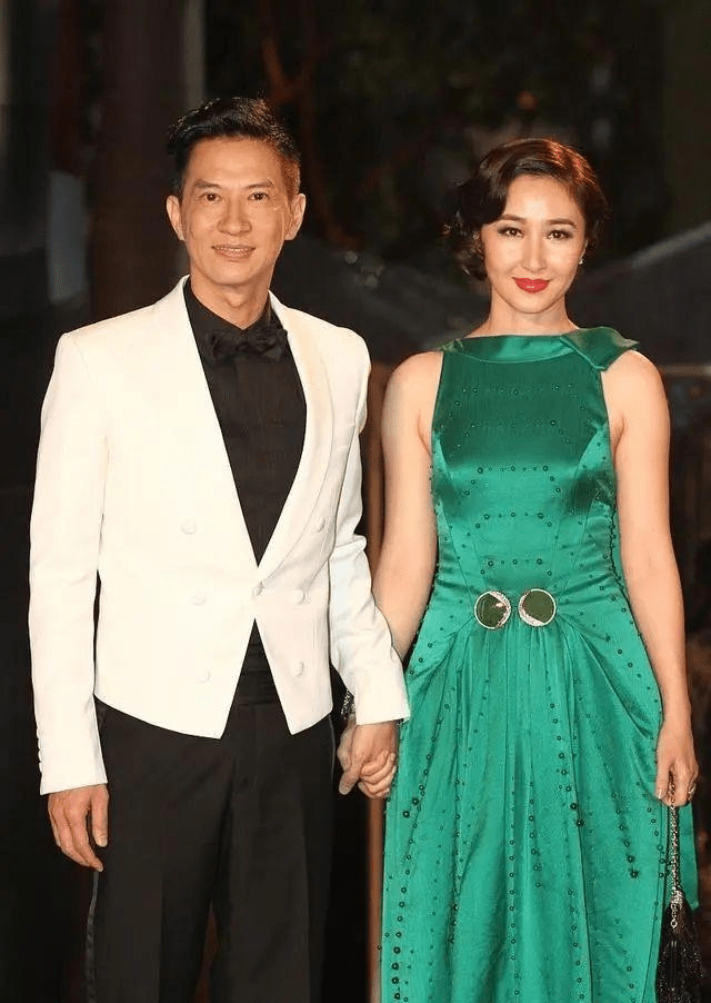 浅色|张家辉夫妇罕见同台,关咏荷复古卷发配绿裙像贵妇,太给老公长脸