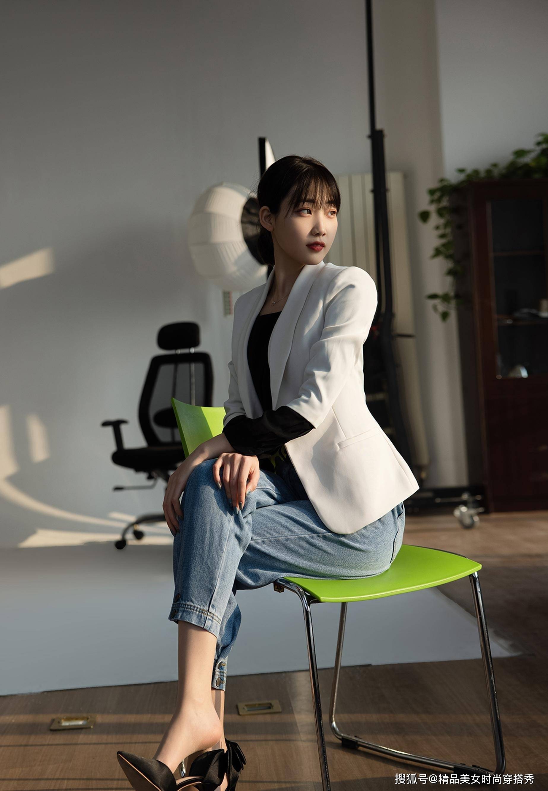 从容|干练的西装外套内搭黑色的衬衫，下搭收脚的牛仔裤，干练又帅气