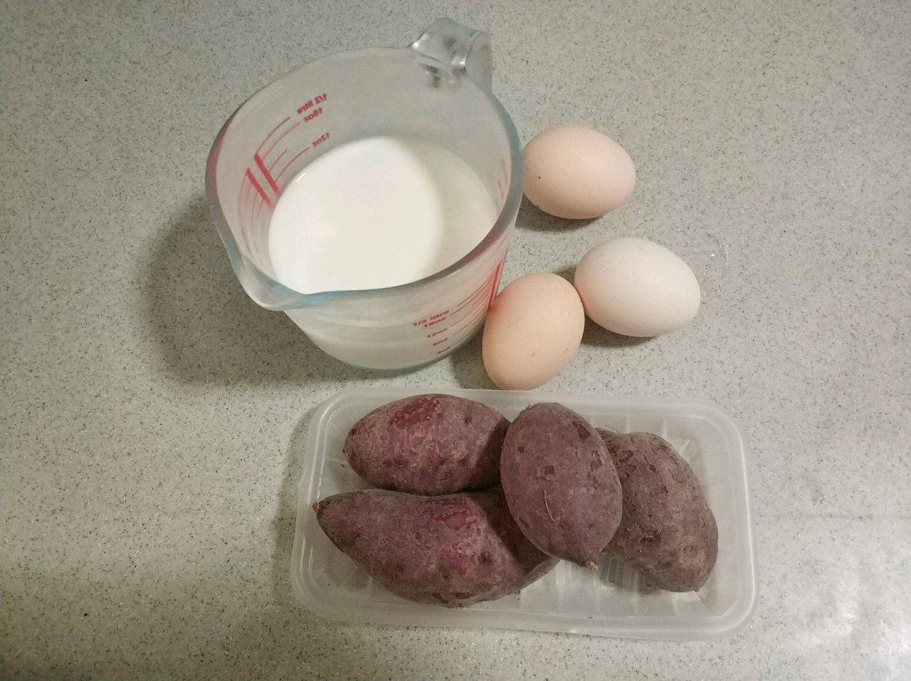 1,先把一会要用到的食材都先准备好了,紫薯,鸡蛋,牛奶