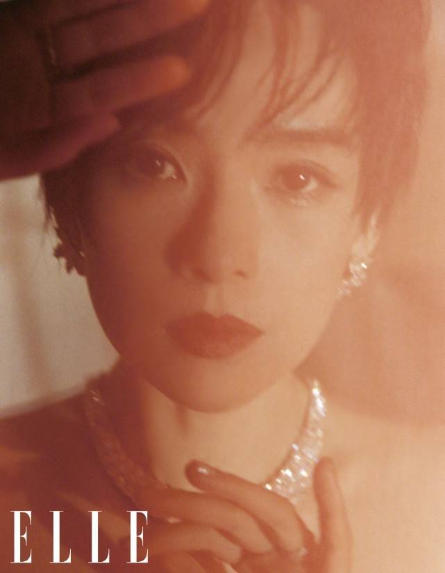 发型|赵丽颖新刊变小魔女！花苞蓬蓬裙比人都大一圈，搭配棉服竟然不老气