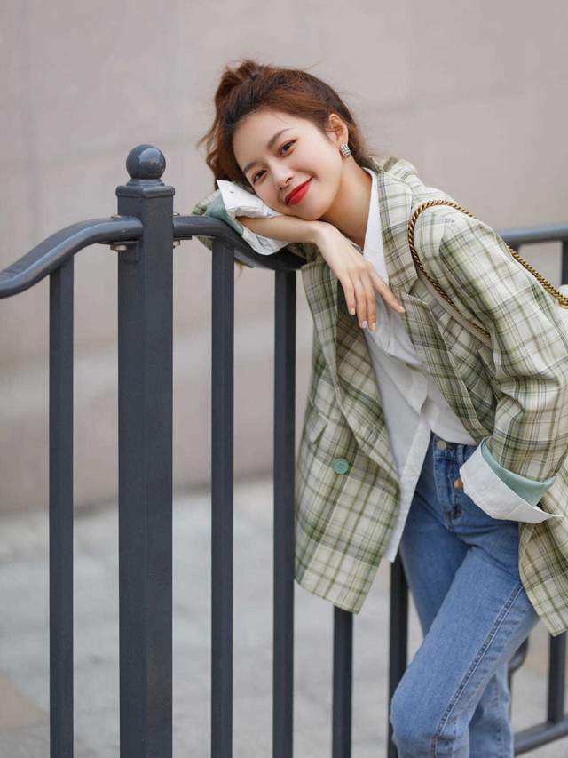 感觉|秋天不穿裙子也很浪漫，针织开始搭配牛仔裤优雅大气，高级时髦