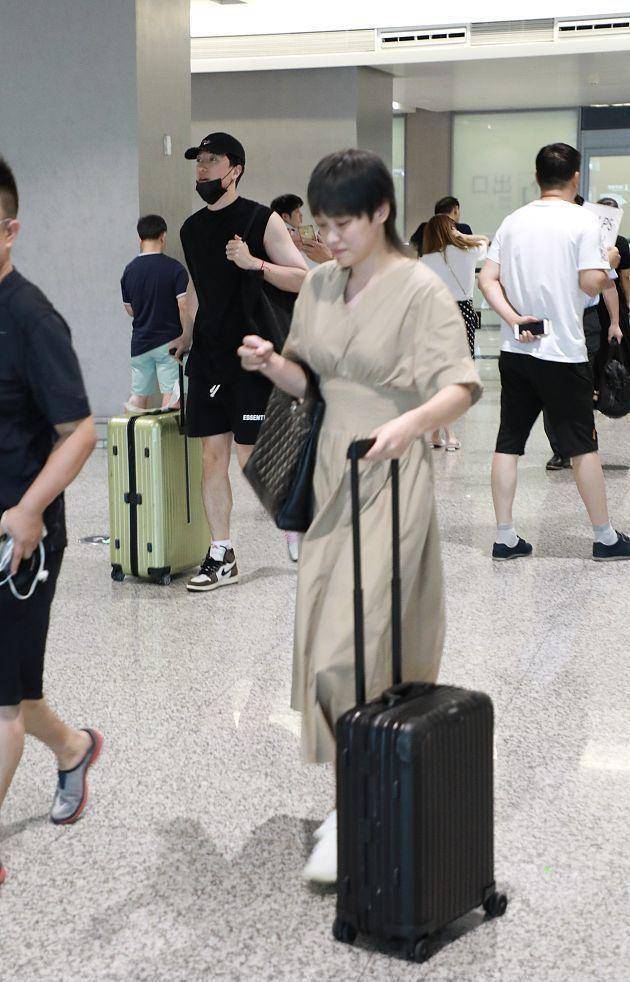 身材|刘翔二婚老婆颜值普通，剪时髦“鲶鱼头”穿连衣裙，也没啥抢眼感