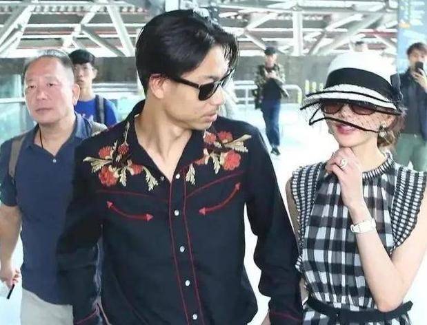 贵妇|林志玲机场秀恩爱，穿格纹裙配头纱扮贵妇，老公穿花衬衫显油腻