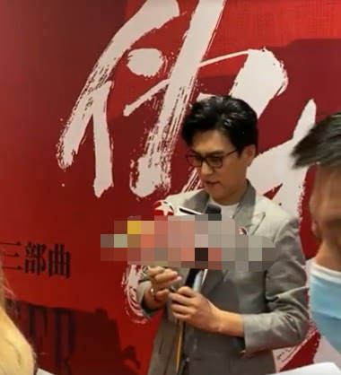靳东现身《伪装者》发布会跪地帮捡话筒无架子现身份连连攀升