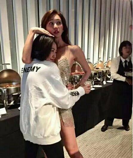 黑色|林志玲夫妇婚后首现身,Akira穿花衬衣油腻土气,网友:一脸猥琐