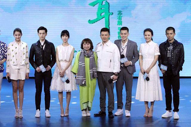 马思纯|马思纯保养得真好，穿简约的白裙气质优雅，不像比关晓彤大10岁