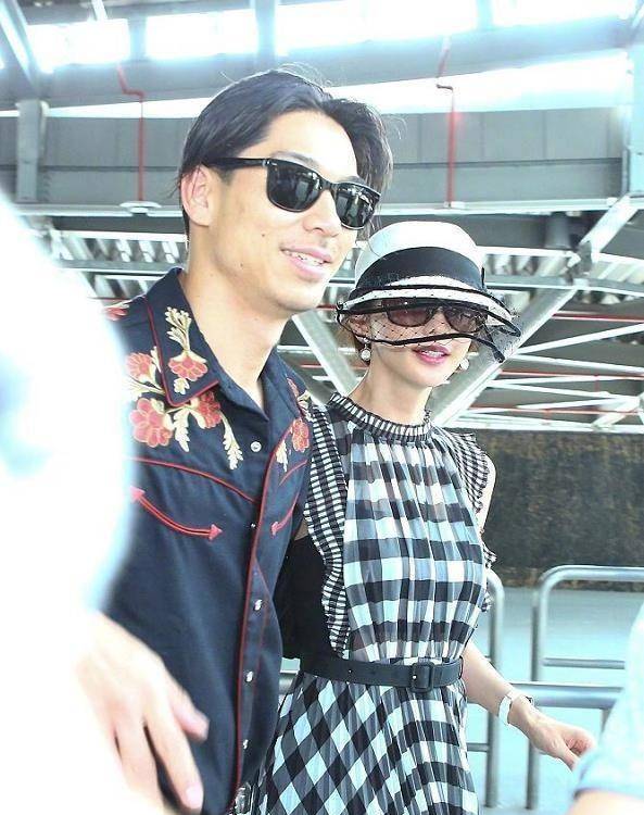 黑色|林志玲夫妇婚后首现身,Akira穿花衬衣油腻土气,网友:一脸猥琐