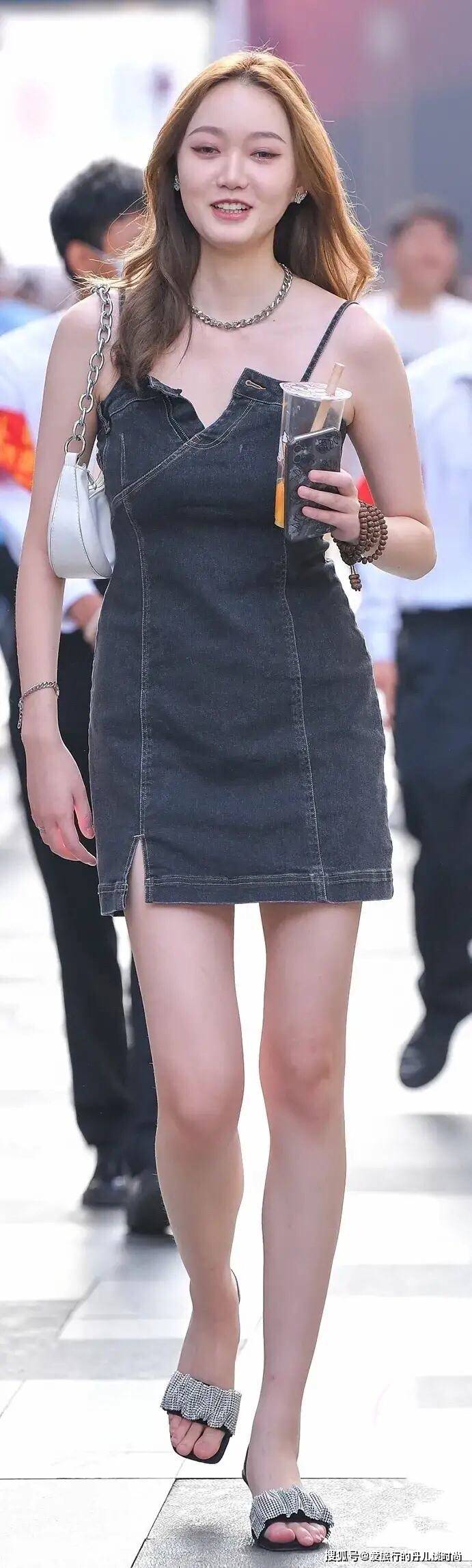 身材|微胖美女,一袭黑色吊带牛仔连衣裙,这样穿搭既显身材又显气质