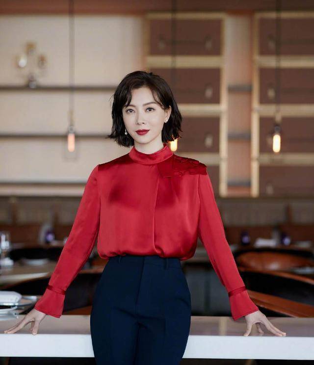 真丝|穿搭:陈数新剧演律师,衬衫+西裤又飒又美,但给人感觉太刻板