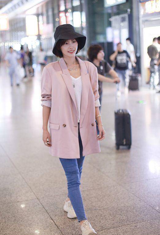 身材|张嘉倪气质成熟不少，穿宽肩西装配紧身背心，硬把身材修成三七比