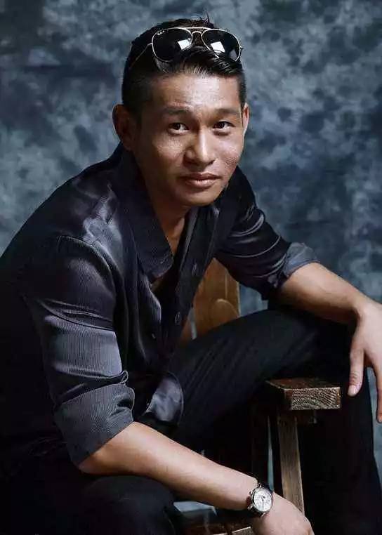 张庭【】驻村李威解决困难群众“上厕难”问-周漾玥