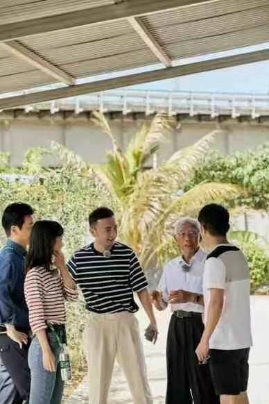 细节|王冰冰成央视顶流！穿T恤拍综艺人气爆棚彻底火，更被倪萍夸上天