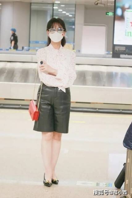 皮短裤|赵雅芝真是不服老,66岁了还敢穿皮裤,配绑带衬衫意外时髦减龄