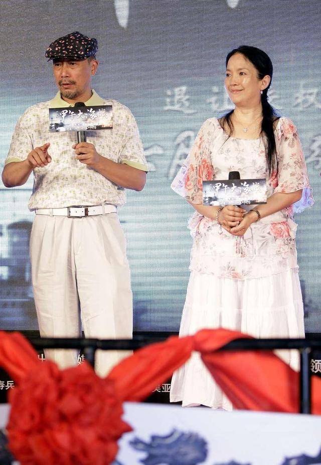 流苏|吕丽萍打扮得素雅挺大方，白色衬衫配流苏罩衫，遮挡身材效果明显