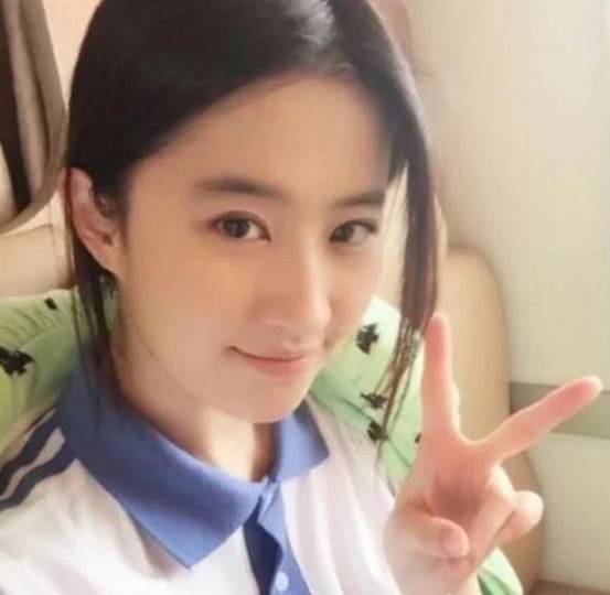 什么|有种“扮土失败”叫刘亦菲,穿廉价校服走校园,才懂啥叫气质