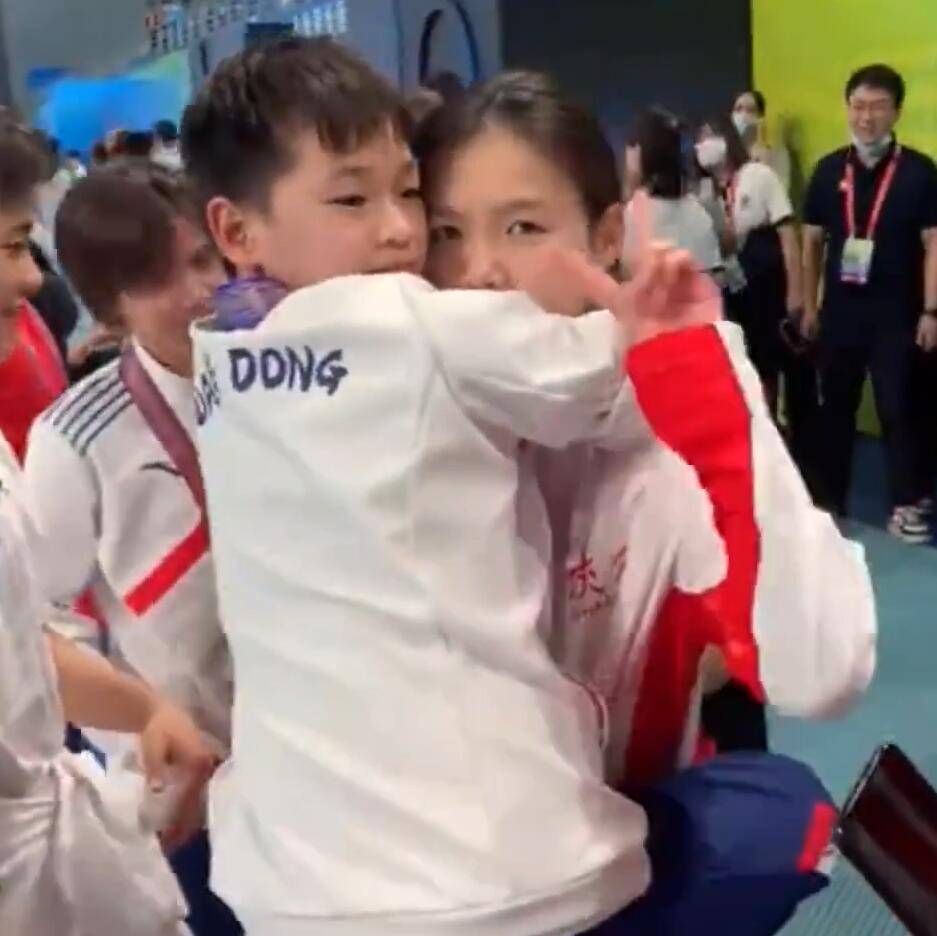 瞬间|小团宠全红婵太火！多位奥运冠军熊抱要合影，与朱婷两度上演最萌身高差