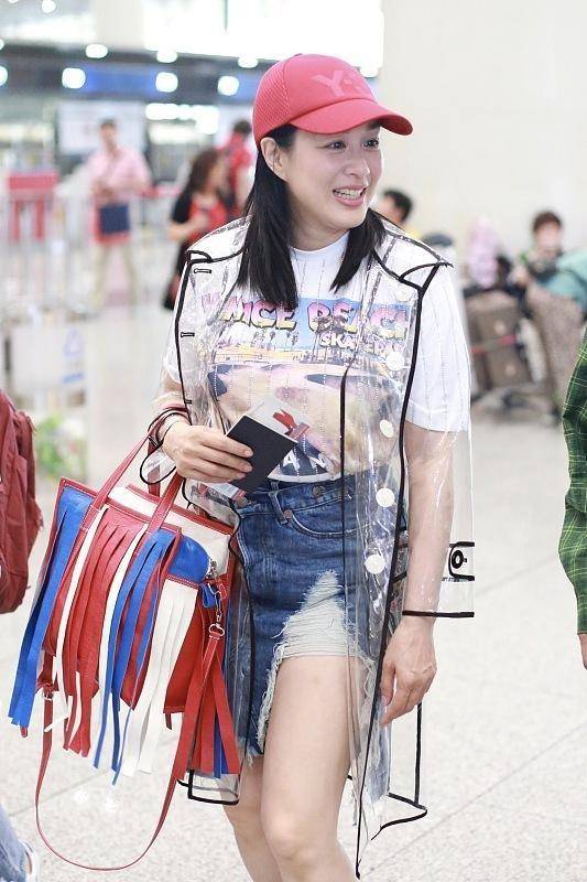 颜色|钟丽缇的身材真不赖，穿的衣服时尚还个性，一般人不敢尝试