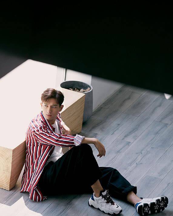 条纹|李现晒照，一件条纹衬衫叠穿白T恤，年轻男生就该打扮清秀一点！