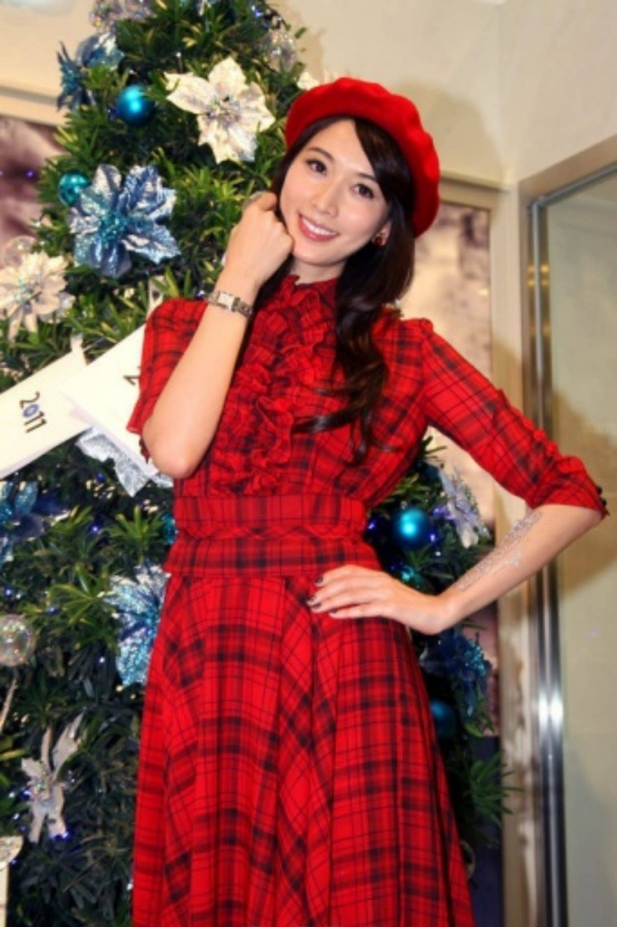 贵妇|林志玲机场秀恩爱，穿格纹裙配头纱扮贵妇，老公穿花衬衫显油腻