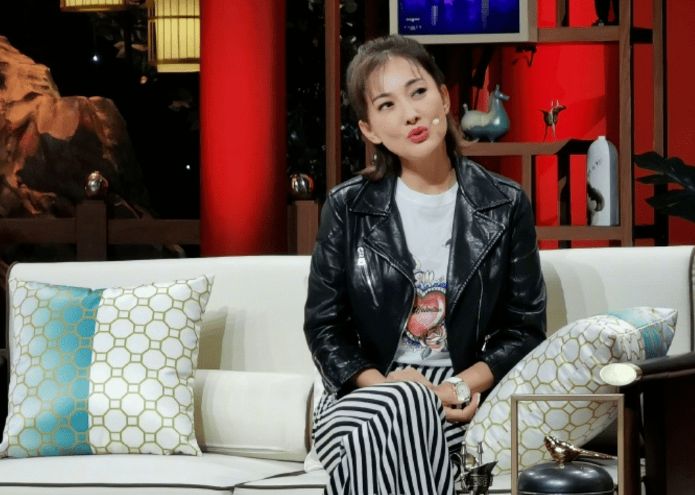 黑色|牛莉带火了一种穿法,叫“皮衣+条纹阔腿裤”,洒脱帅气又时髦