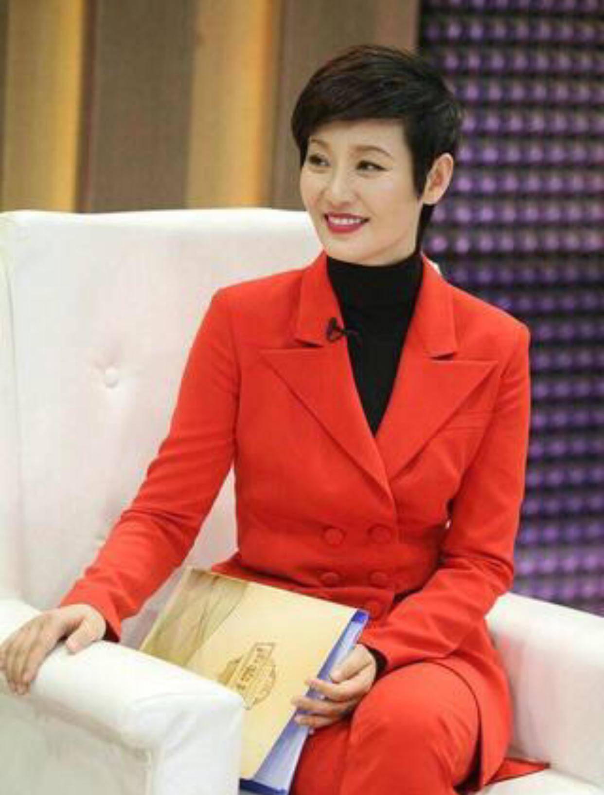 女强人|徐帆剪了短发更有气场，穿灰色西装尽显女强人风范，一看就不好惹