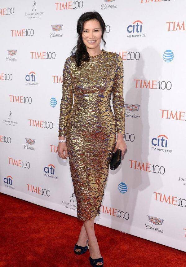 女神|邓文迪不愧是“商圈女神”，亮片修身连衣裙秀曼妙身材，高挑精致