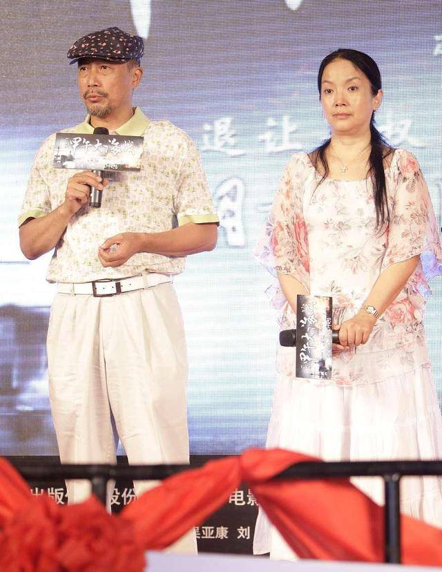 流苏|吕丽萍打扮得素雅挺大方，白色衬衫配流苏罩衫，遮挡身材效果明显