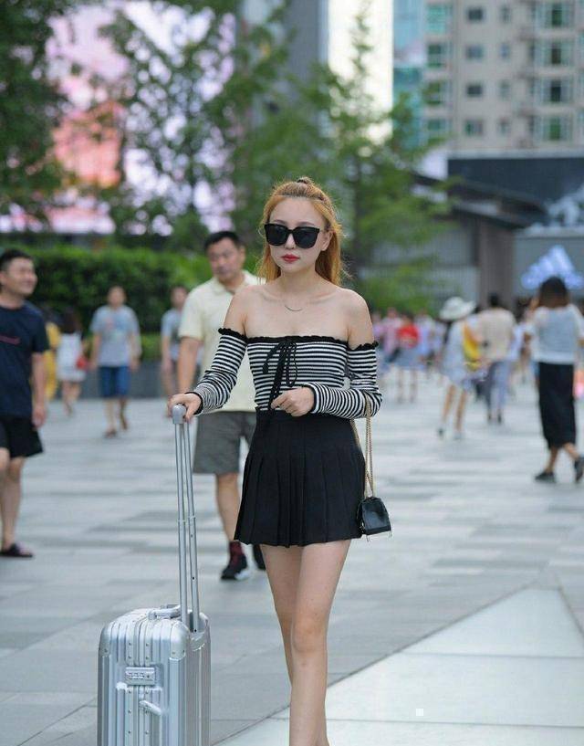 迷你裙|女生们都应该拥有一件吊带迷你裙,裙子是个不错的选择,简约靓丽!