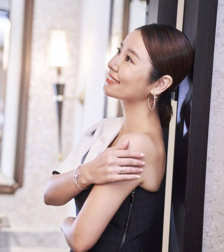 客人|林心如穿阔腿裤嫩成20岁，却被旁边的客人抢镜，不考虑出道吗？