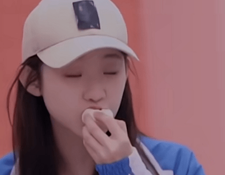 包子|张艺凡因训练太辛苦,早餐一口气连吃10个包子,真害怕她噎着