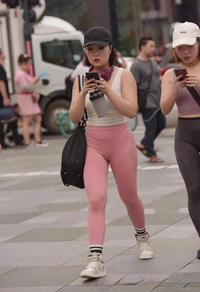 黑色|精致漂亮的瑜伽裤装扮彰显女神风范，唯美清新感十足，运动范儿