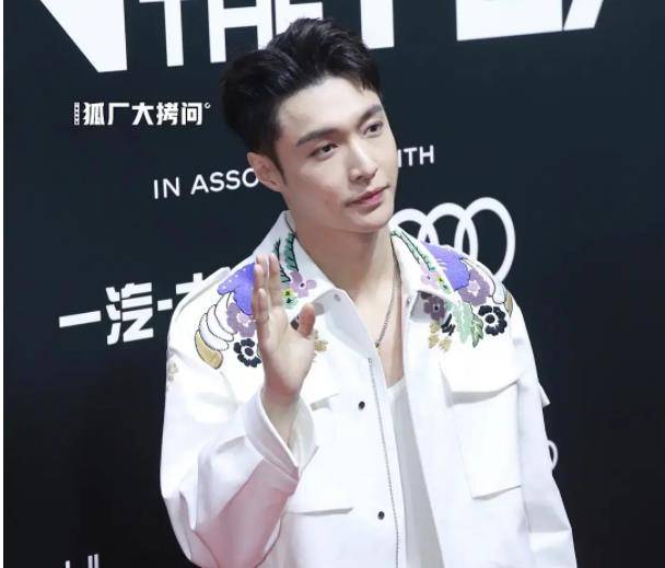 男星|GQ盛典男星比帅：李易峰蔡徐坤抗住魔鬼打光，杨洋出场牌面大