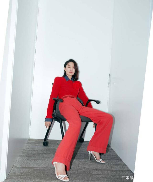 刘敏涛|刘敏涛火了后更敢穿，少女风也能霸气十足，44岁扮起嫩来更加迷人