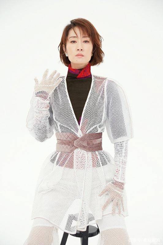 刘敏涛|刘敏涛真敢穿!针织衫配阔腿裤不够,还小露小蛮腰,美得很有韵味