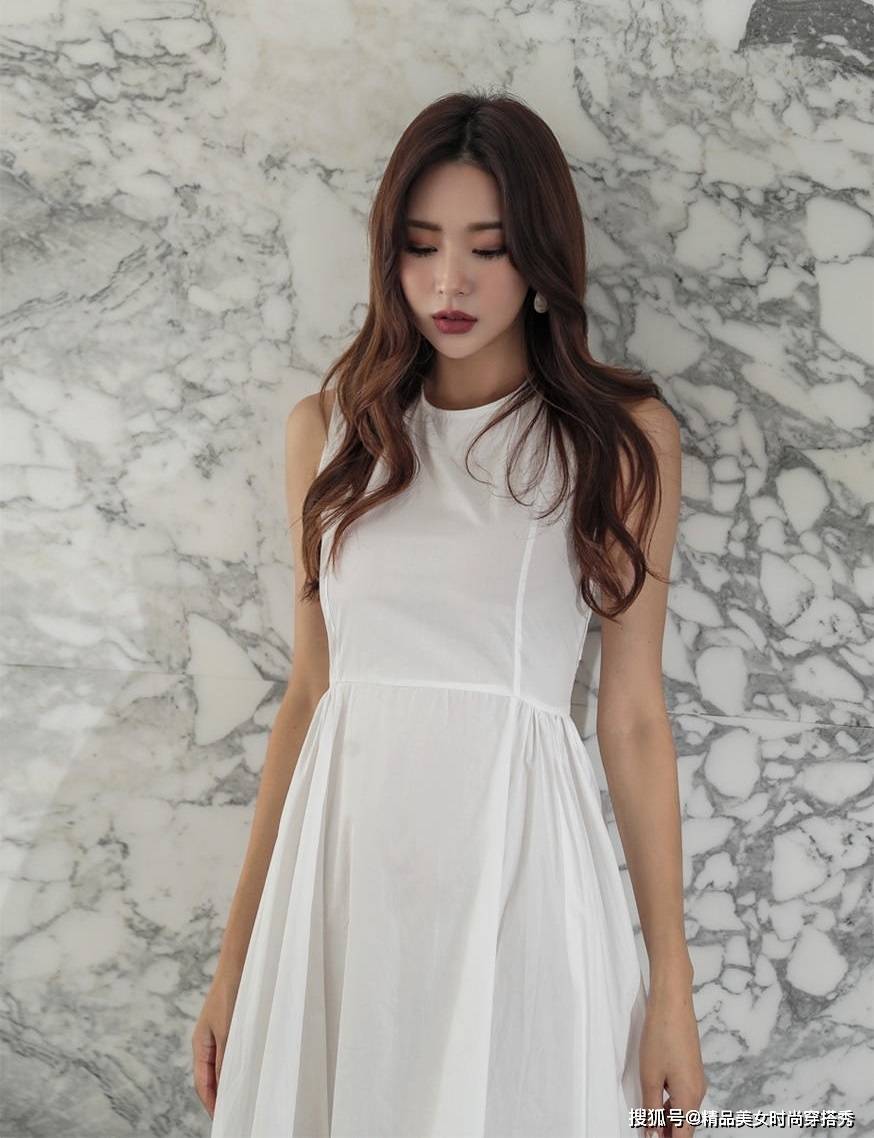 凉鞋|白色连衣裙搭配绑带凉鞋，休闲又有型，清新动人