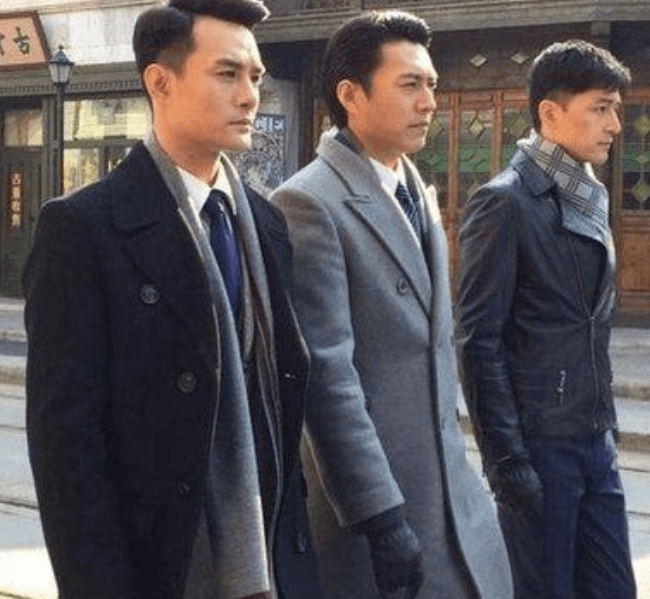 合体|音乐剧《伪装者》首演 靳东刘敏涛时隔6年合体!亲密搂肩笑容满面