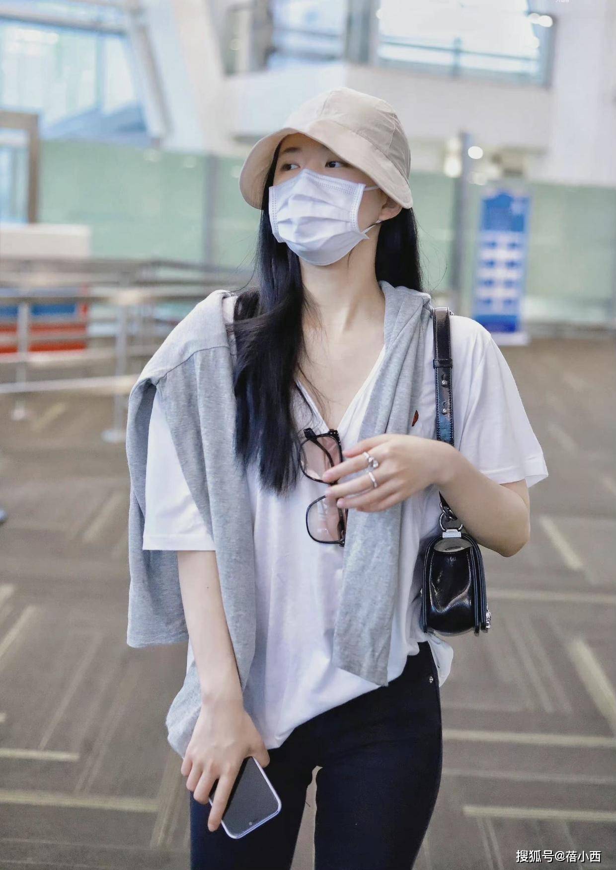 黑色|赵露思如此低调!看完了她的机场穿搭,你才会惊呼黑白配真高级