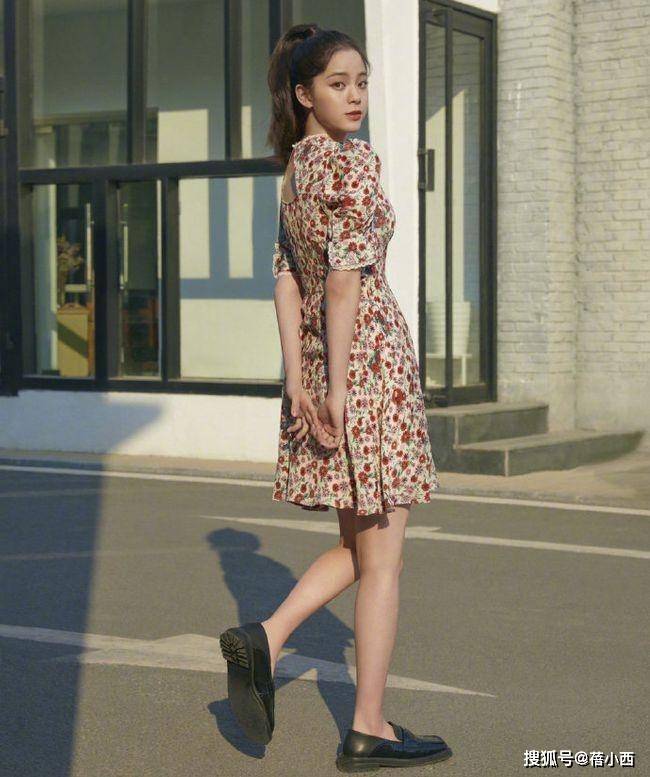 黑色|初秋出行怎么穿？欧阳娜娜手把手来教你，白色毛衣最百搭又时髦