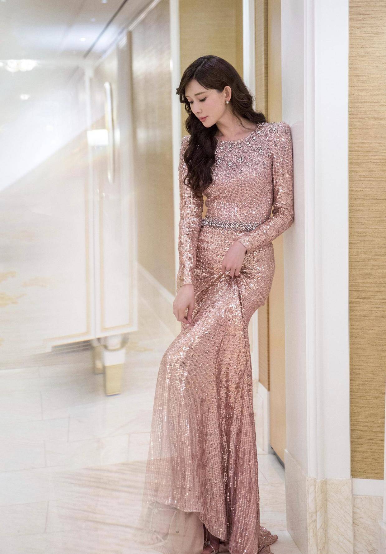 仙女|46岁林志玲魅力不减,穿一袭红色薄纱连衣裙高级减龄,气色超好