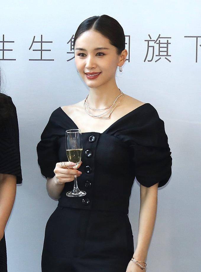 活动|王子文身材真能打,穿黑色裤装秀蛮腰长腿,生图和精修完全没区别