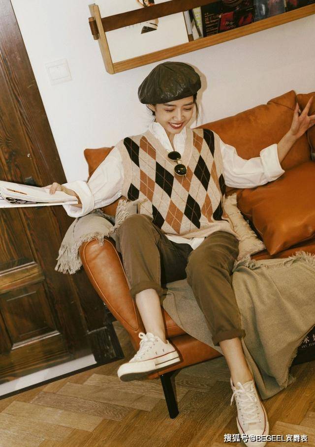 颜色|秋天做个温柔的女人,针织衫这样穿,保暖舒适又显气质