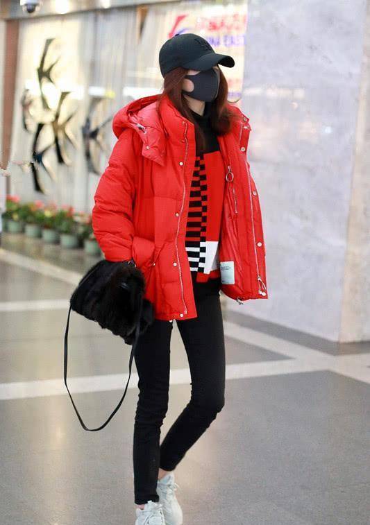 上装|关晓彤穿了件黑色棉服配围巾，穿休闲裤露脚踝，没有认真过冬！