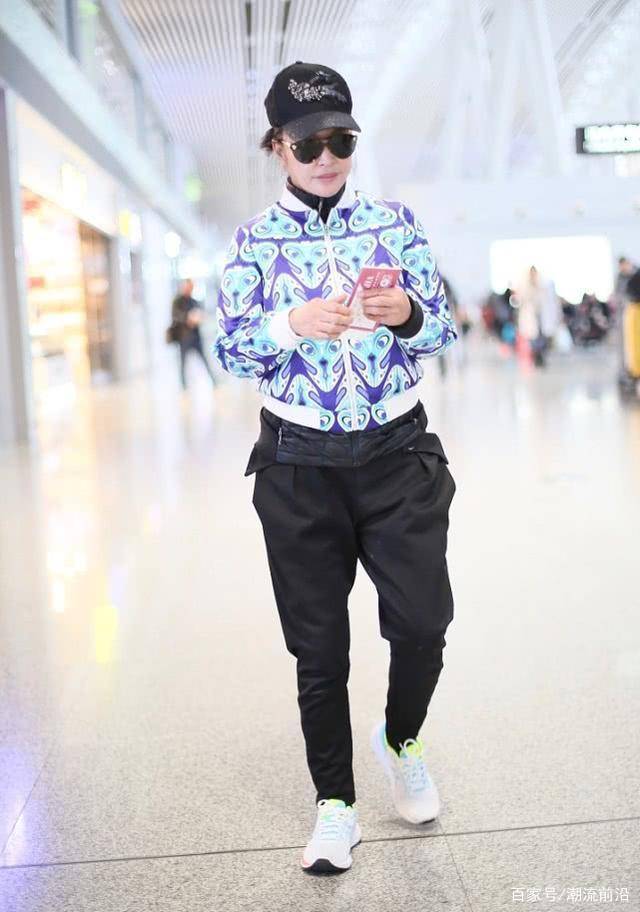 上半身|刘晓庆真会“作妖”！羽绒服当内搭棒球服做外套？00后都没你敢穿
