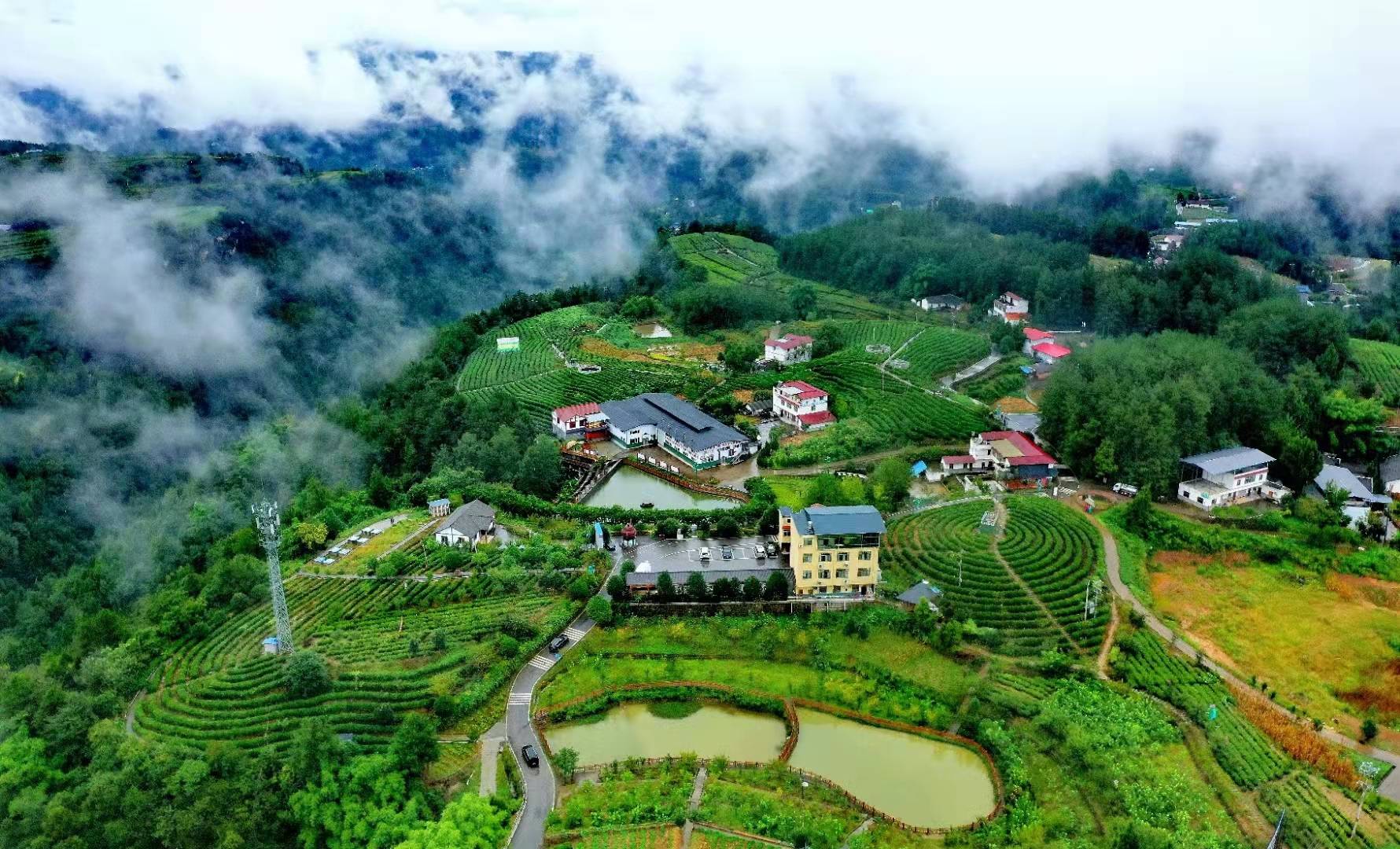 原创航拍旺苍美丽乡镇,云雾笼罩像是披上了一层轻纱,似仙女下凡!