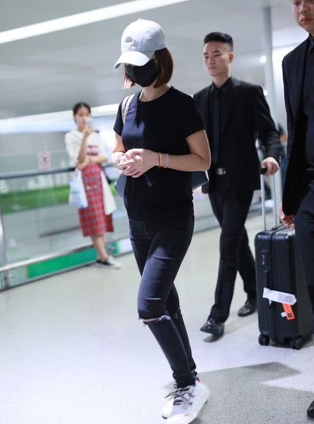 实话|林心如穿黑色的短袖，搭一条黑色破洞裤，虽然低调但很显气质！